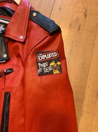 Chaqueta de cuero roja y cinturón de balas