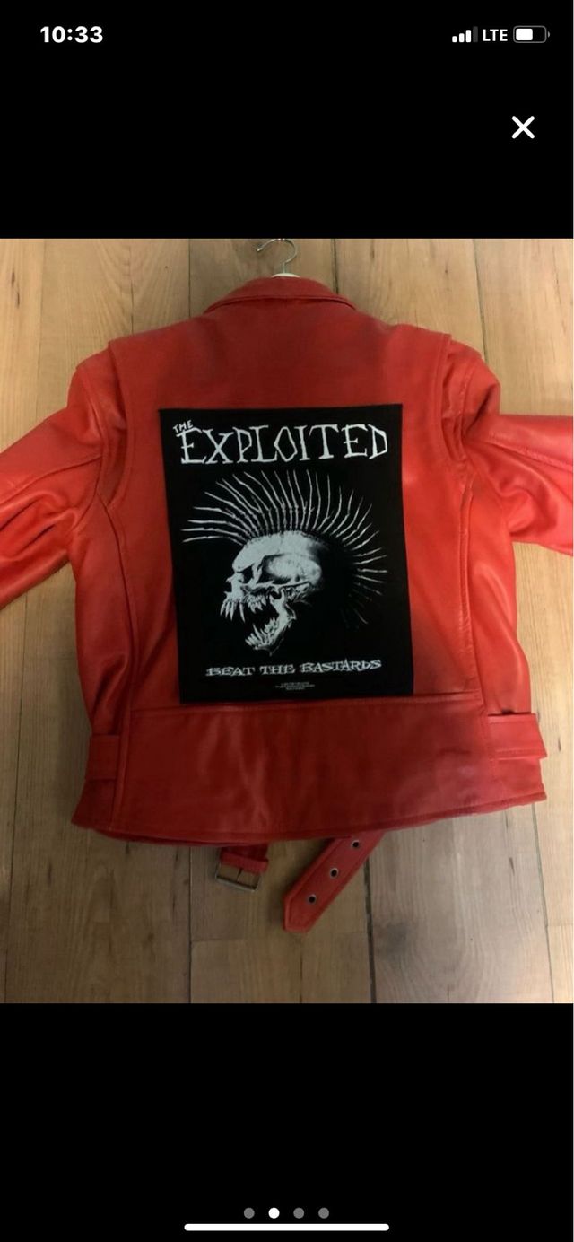 Chaqueta de cuero roja y cinturón de balas