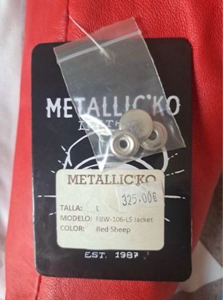 Chaqueta de cuero roja y cinturón de balas