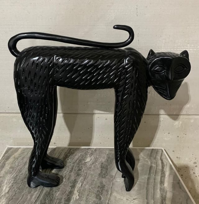 Mono Decorativo Negro Madera