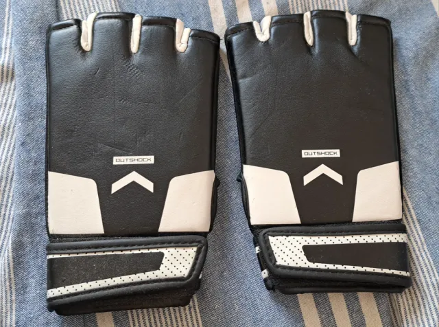 Guantes MMA Outshock Negros y Blancos.