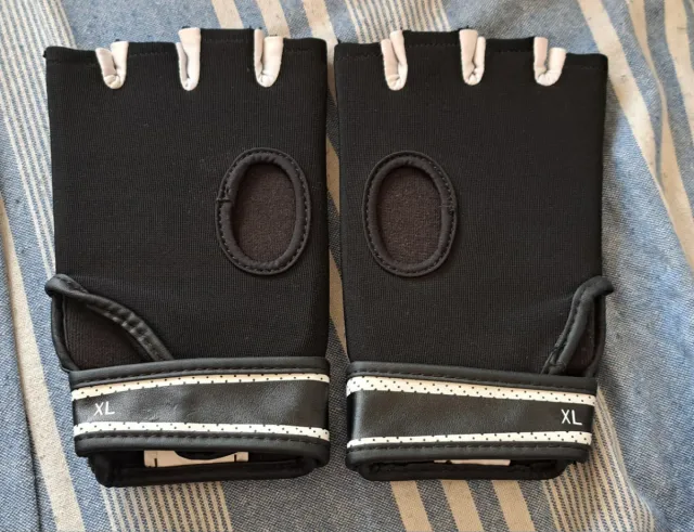 Guantes MMA Outshock Negros y Blancos.