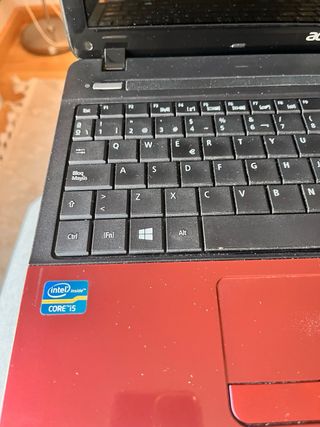 Ordenador portátil Acer rojo