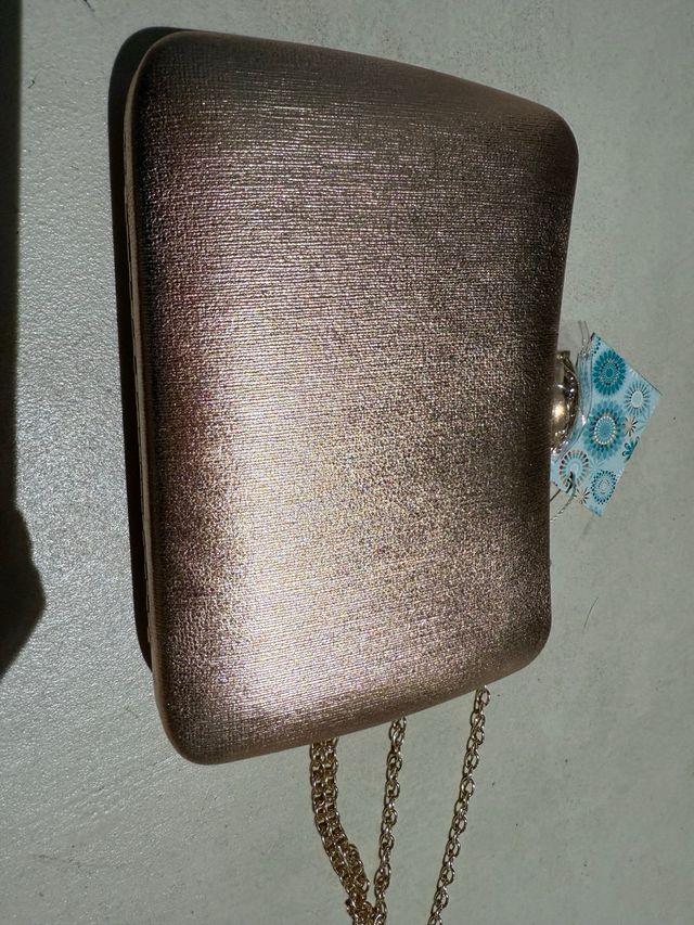 Bolso de mano dorado rosado con cadena