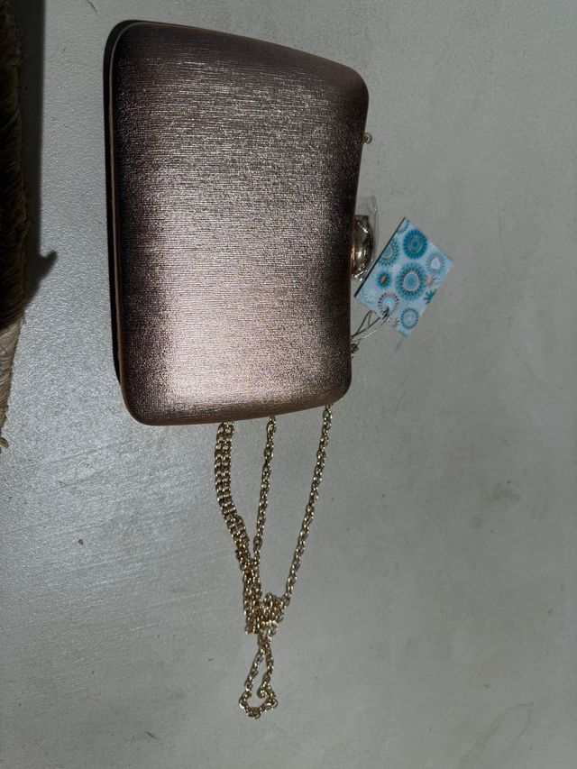 Bolso de mano dorado rosado con cadena