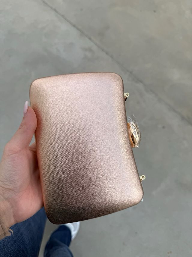 Bolso de mano dorado rosado con cadena