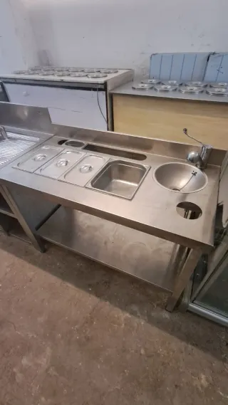 Mesa de acero inoxidable con fregadero