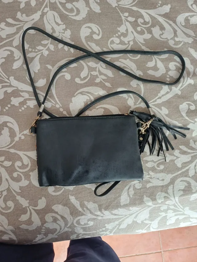 Bolso negro con flecos