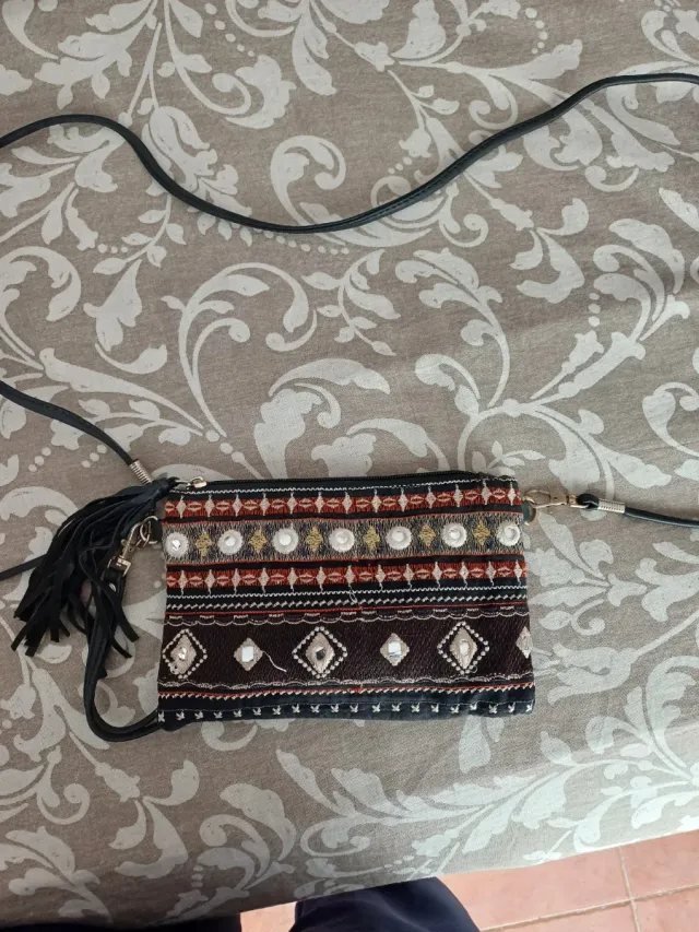 Bolso negro con flecos