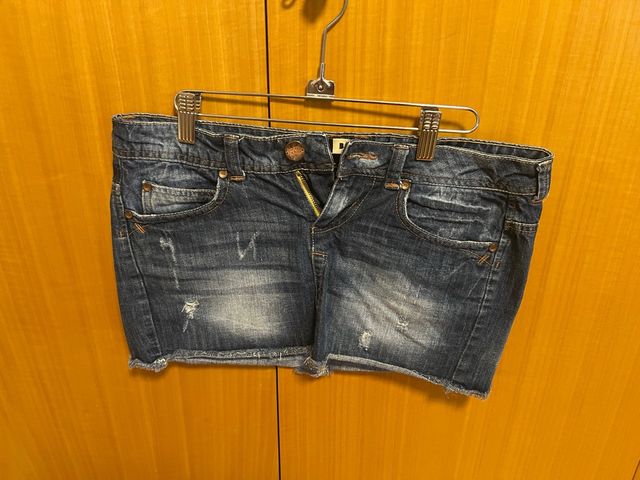 Mini falda tejana desgastada
