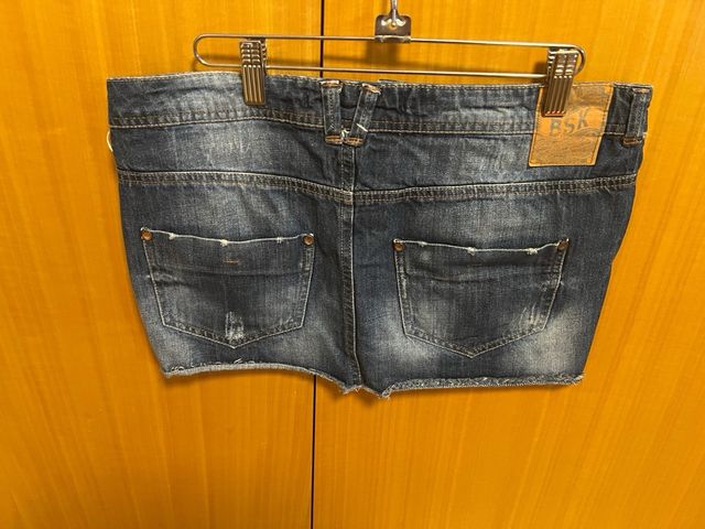 Mini falda tejana desgastada