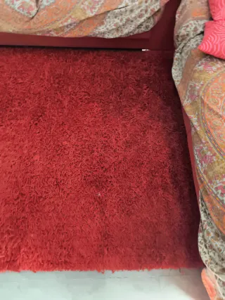 Alfombra vintage roja con flecos