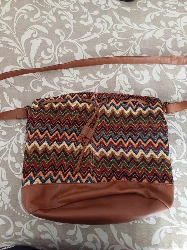 Bolso de tela con detalles en piel