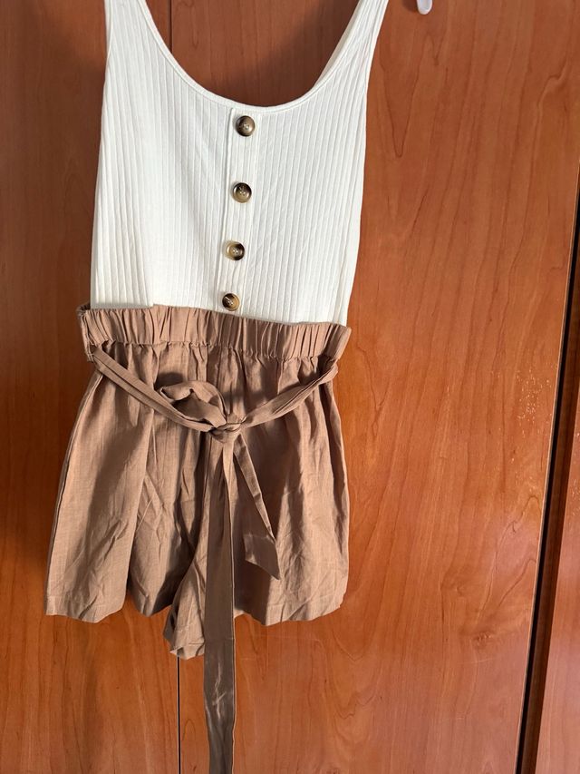 Mono corto blanco y marrón