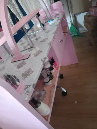 Tavolo per manicure rosa