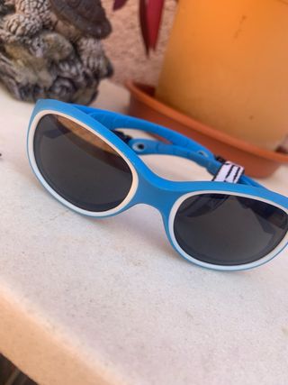 Gafas de sol infantiles azules y blancas