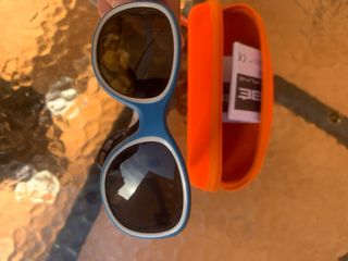 Gafas de sol infantiles azules y blancas