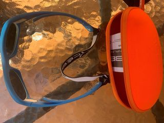 Gafas de sol infantiles azules y blancas