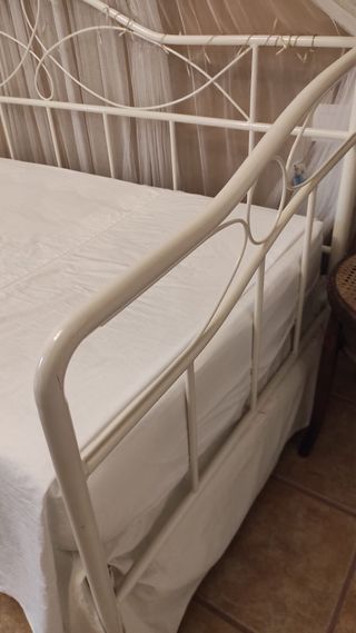 Cama de hierro blanca