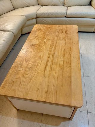 Mesa de centro de madera y piel