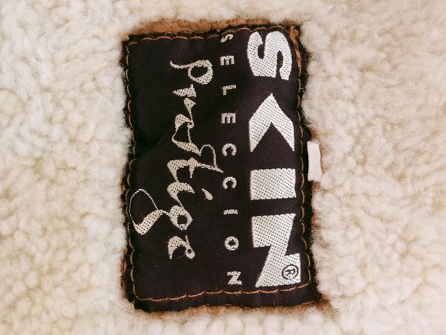 Abrigo de borrego marrón y beige