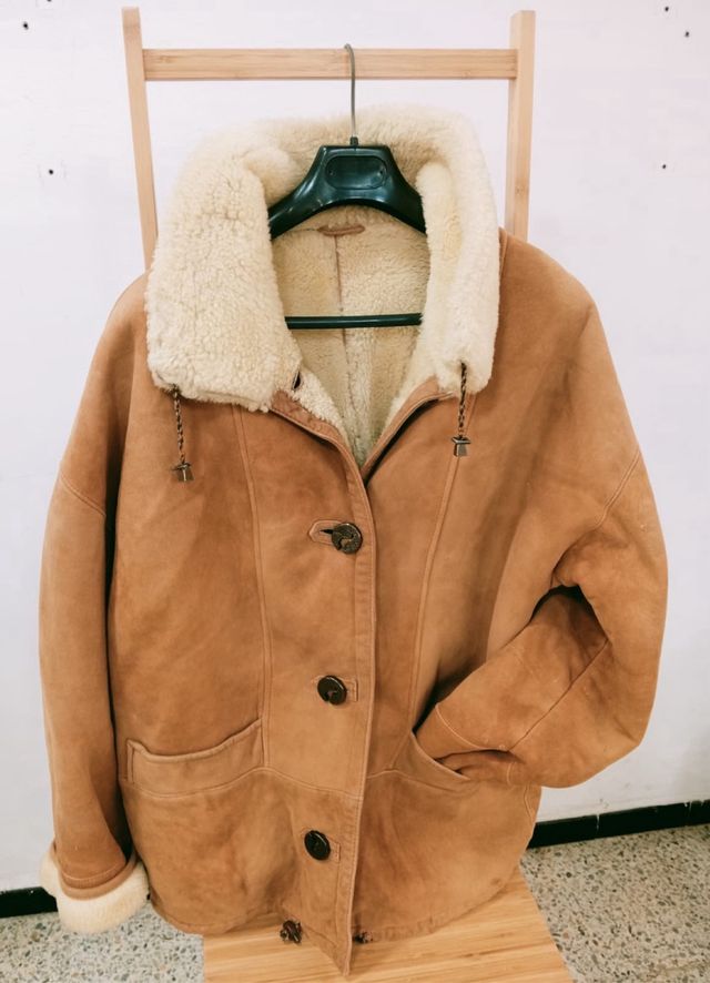 Abrigo de borrego marrón y beige