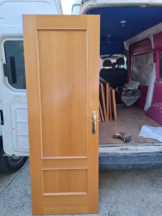 Puerta de madera con cristale.hay 12