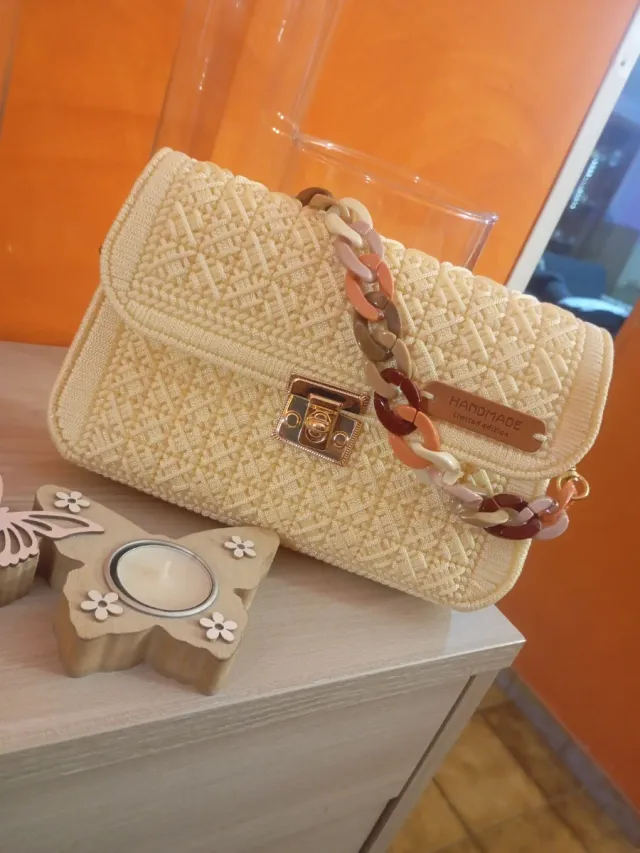 Pochette beige con catena multicolore