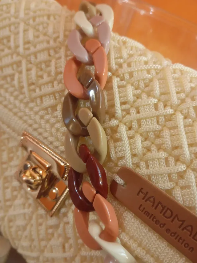 Pochette beige con catena multicolore