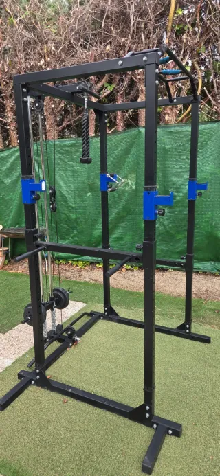 Attrezzatura palestra multipower con bilancieri e manubri