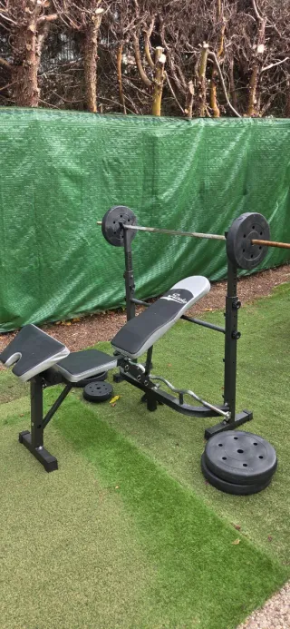 Attrezzatura palestra multipower con bilancieri e manubri