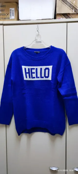 Maglione blu girocollo con scritta HELLO