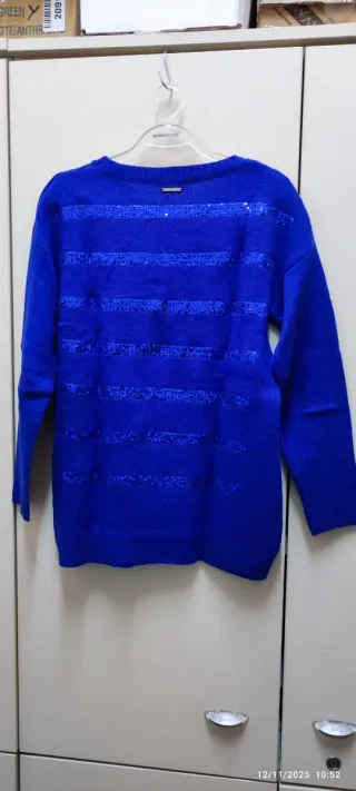 Maglione blu girocollo con scritta HELLO