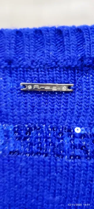 Maglione blu girocollo con scritta HELLO