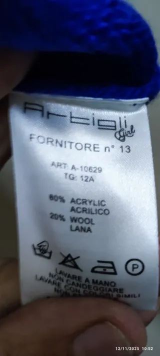 Maglione blu girocollo con scritta HELLO