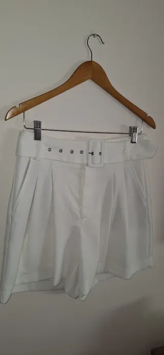 Pantalones cortos blancos con cinturón