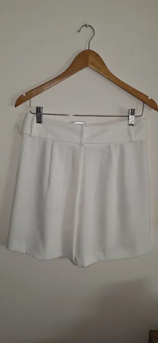 Pantalones cortos blancos con cinturón