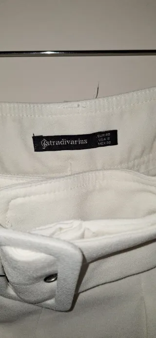 Pantalones cortos blancos con cinturón
