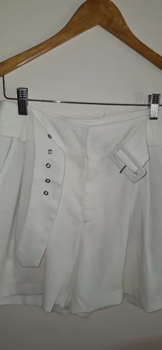 Pantalones cortos blancos con cinturón
