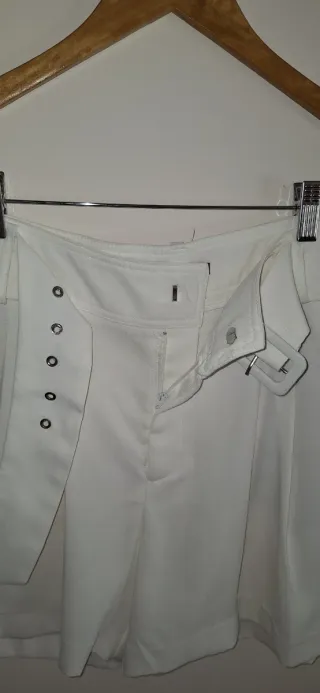 Pantalones cortos blancos con cinturón