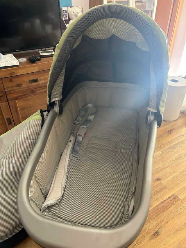 Capazo rígido bebé negro y verde