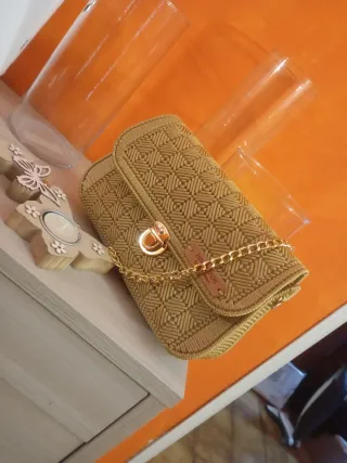 Pochette beige con catena oro
