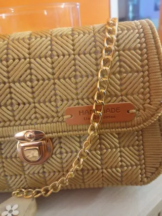 Pochette beige con catena oro