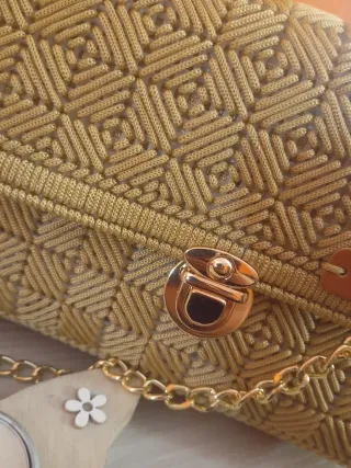 Pochette beige con catena oro