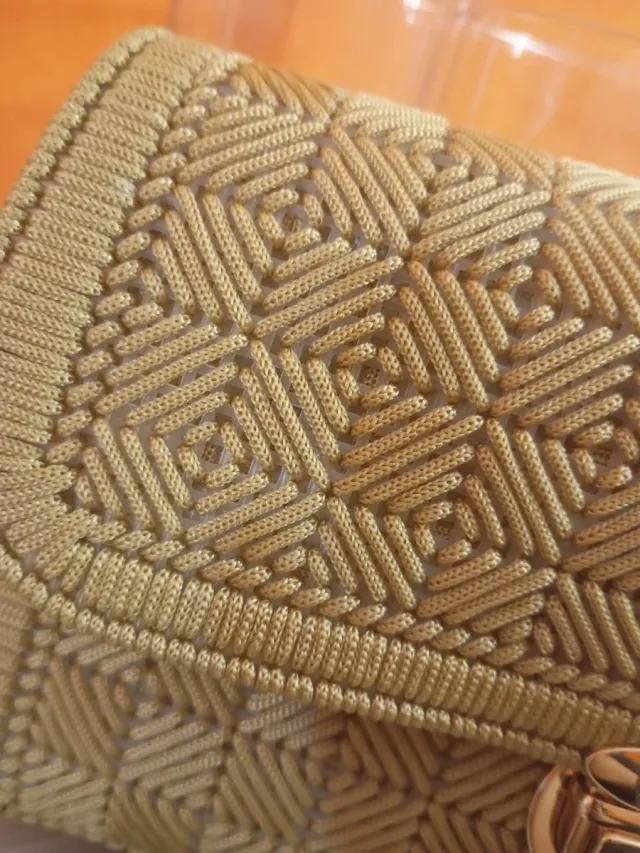 Pochette beige con catena oro