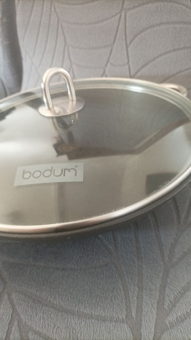 Wok Bodum Hierro Fundido con Tapa de Cristal