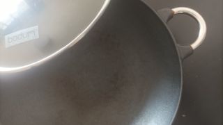 Wok Bodum Hierro Fundido con Tapa de Cristal