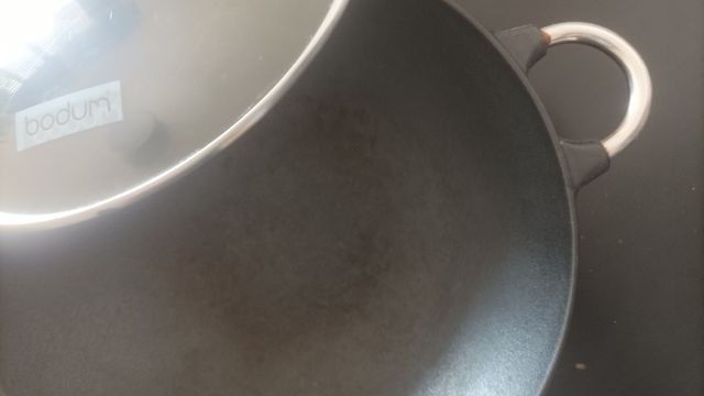 Wok Bodum Hierro Fundido con Tapa de Cristal