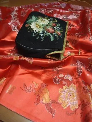 Bolso vintage bordado floral cadena dorada