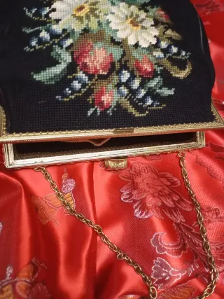 Bolso vintage bordado floral cadena dorada